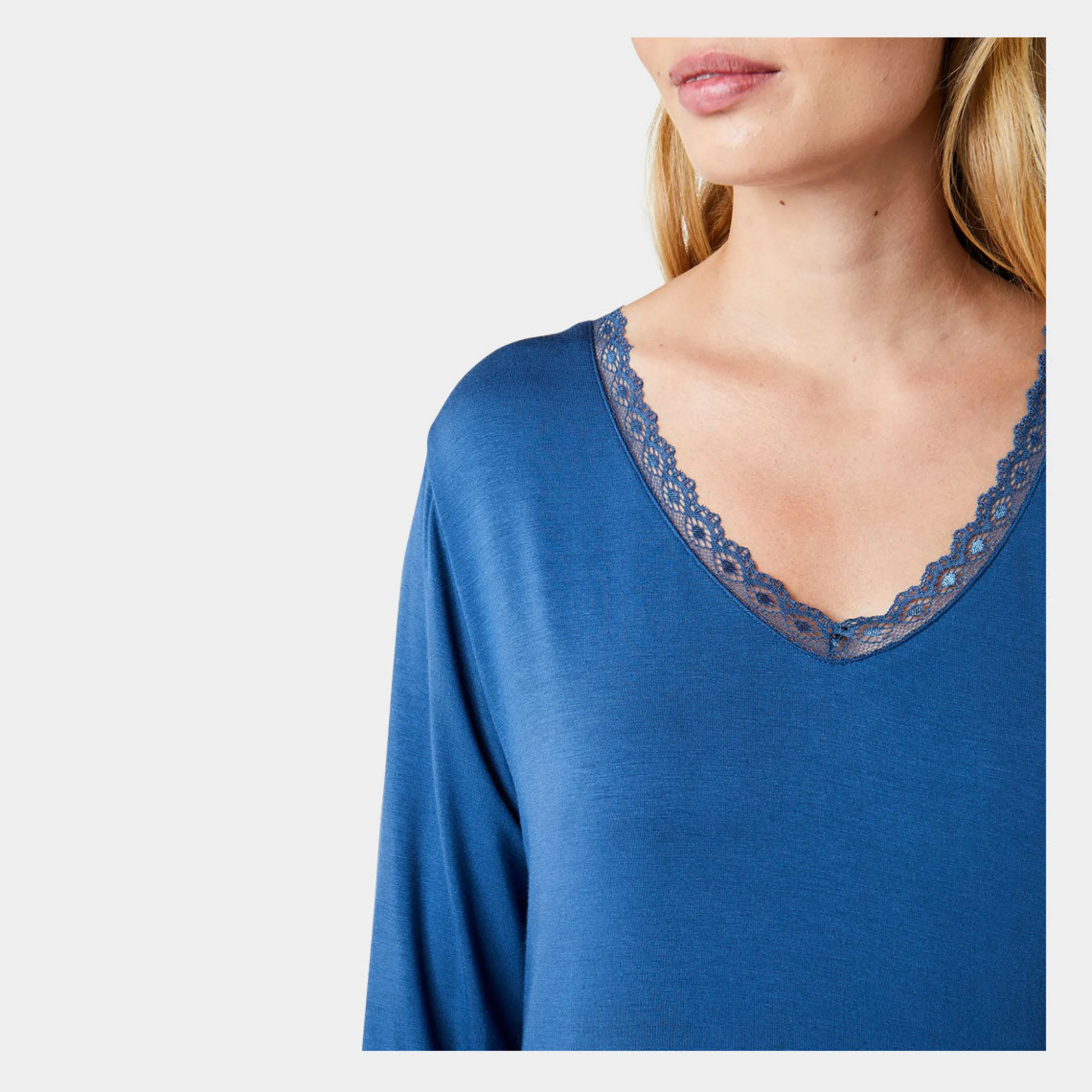 CCDK Superblød blå langærmet bambus natkjole med blondekant fra*Dame Natkjoler